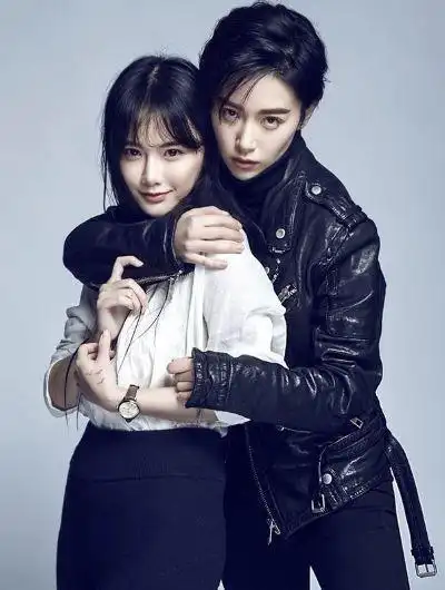 阚清子和网红南笙的合照,阚清子的男人装真的英俊潇洒,而南笙则化身为