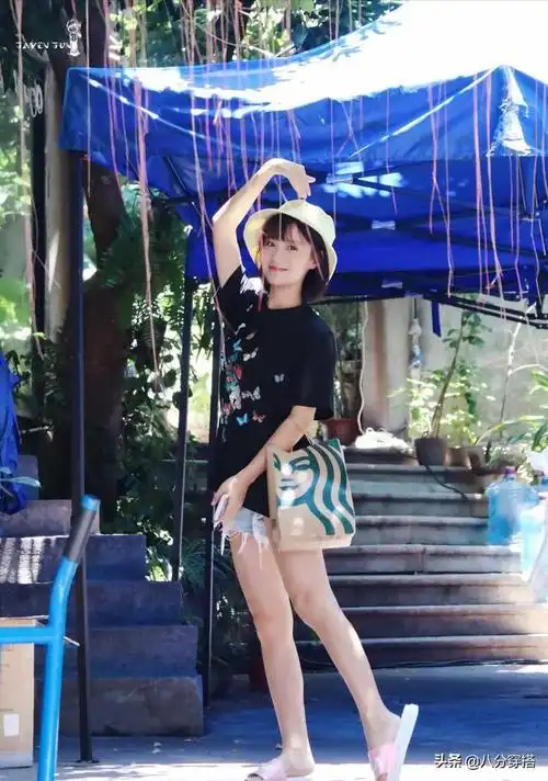 陈意涵的少女感无敌了黑t恤简约清爽又甜美戴渔夫帽活泼俏皮