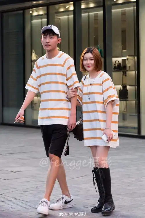 街拍:这一对小情侣身穿横条纹t恤衫,15cm高度差正是身高黄金比