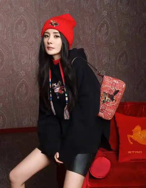 杨幂最新大片 功夫熊猫搭配红帽子 少女风十足 人见人爱 组图写真