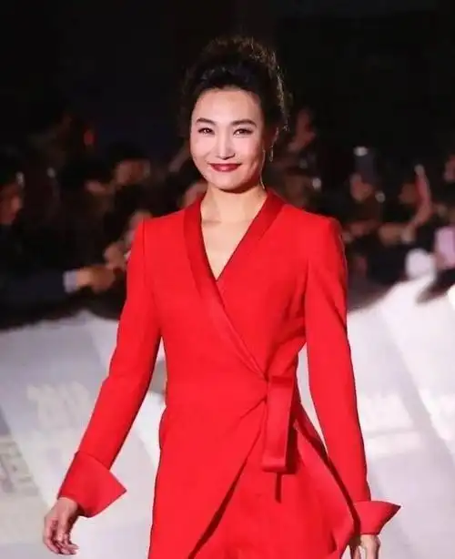 看着女儿那挺拔的一米七五,长相秀丽好看,李梓萌心中满是忧虑,却无法