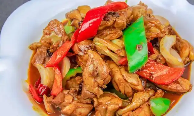 教你做煸炒鸡块,鸡块不柴不糊,肉质鲜嫩,口感爽滑