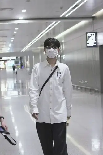 汪苏泷下班机场图,少年感拉满