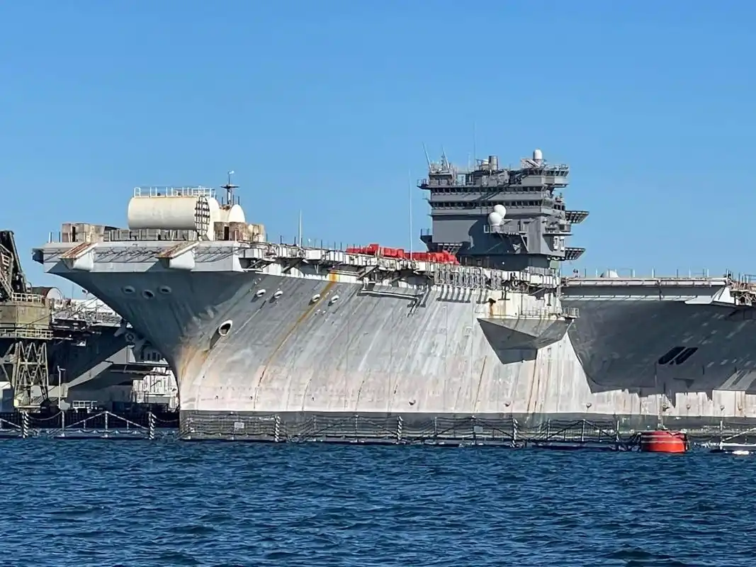 核动力航空母舰企业号uss(cvn-65)安静的躺在船厂 拆船工人小心翼翼的