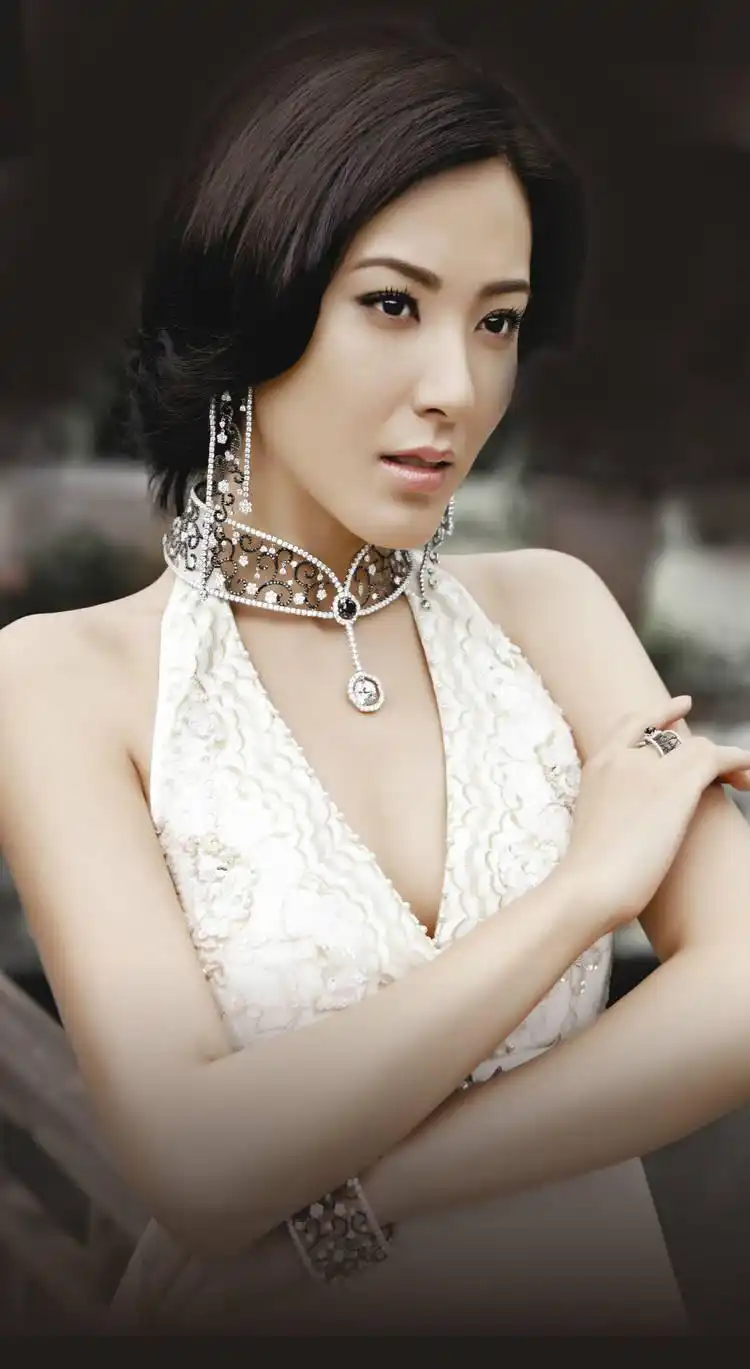 曾黎是圈内外公认的自然美女,这不但和她吃素有关,还和她随时随地为