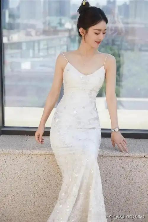 赵丽颖白色刺绣长裙,尽显甜美