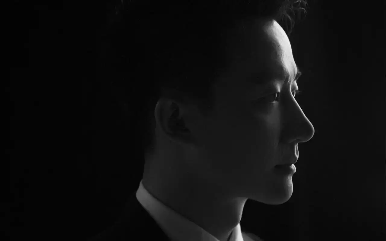 黄轩黑白大片帅气写真高清桌面壁纸-大陆明星-壁纸下载-美桌网