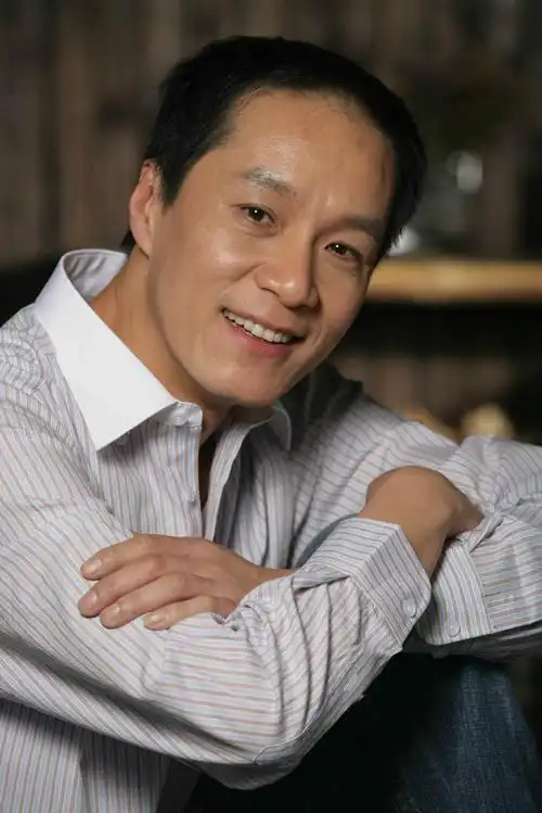 北京人民艺术剧院副院长,演员,国家一级演员,北京人艺艺委会副主任.