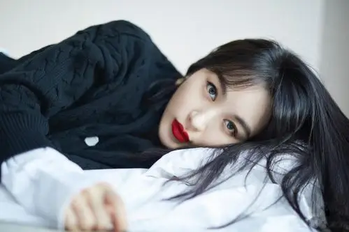 李菲儿晒绝美写真 烈焰大红唇魅惑撩人