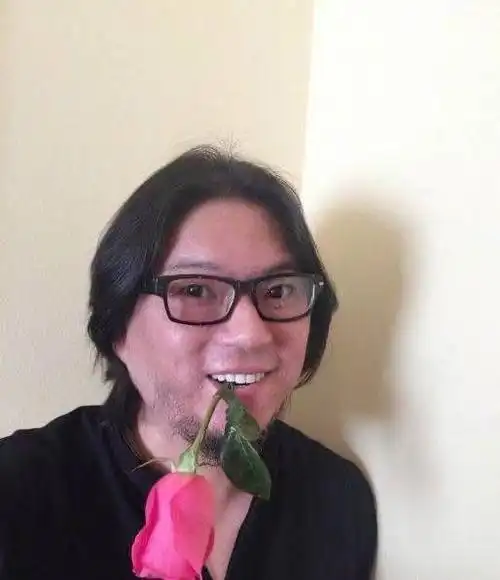 照片中,高晓松身