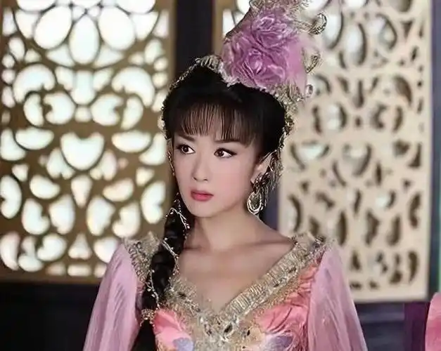 也是头饰很地摊,妆容很浓重,眼线都快飞上天了,但李依晓把握得很好,眼