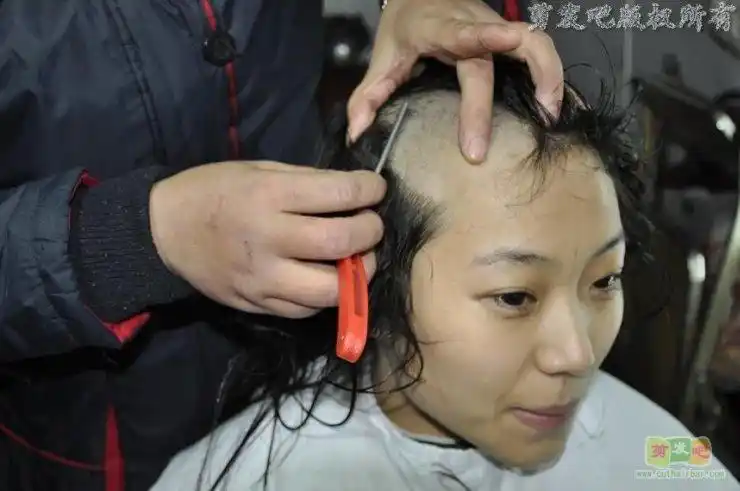女发友在老理发店剃光头剪发吧267