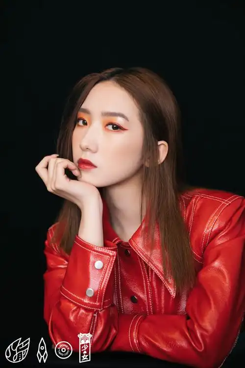 孟美岐皮衣红唇性感写真图片16