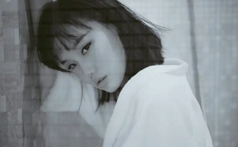 黄龄慵懒居家风黑白写真,分享一组黄龄图片给大家,图中的明星图片壁纸