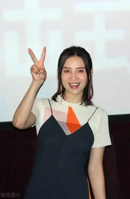 小宋佳某活动被拍,喜笑颜开心情大好