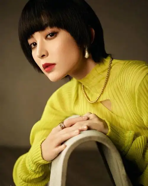 娜扎拍复古大片 短发配夸张耳饰个性十足|古力娜扎_网易订阅