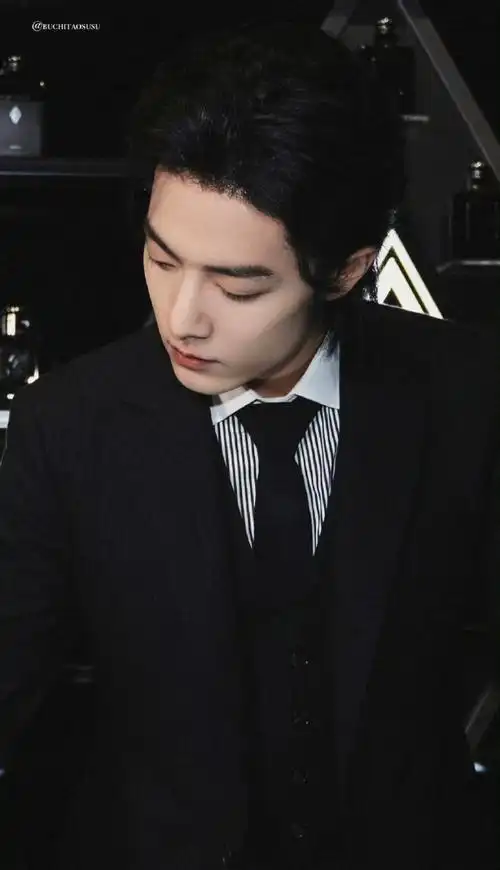 肖战登新加坡报纸##肖战长发高清图##肖战