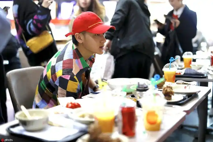 黄子韬否认为张艺兴庆生真的刚,机场吃饭引人围观