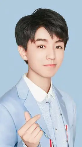 tfboys三小只比心!王俊凯帅气,王源可爱,千玺最有诚意!