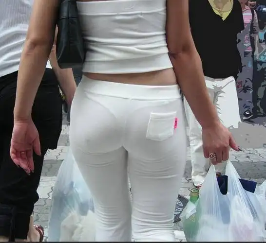 夏季千万别穿太薄太破的裤子真的很俗很土鳖