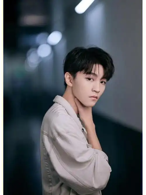 王俊凯22岁182 cmo型血处女座1999年9月21日出生于重庆市