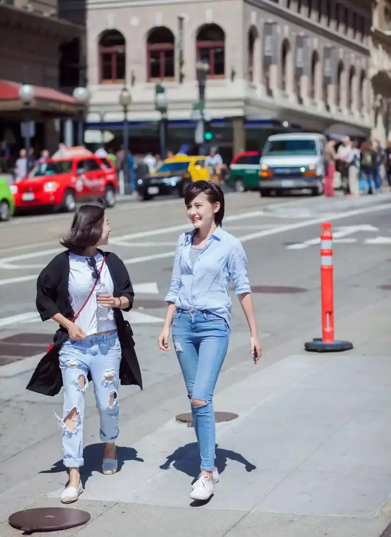 明星热依扎穿蓝衬衣牛仔裤街拍,好身材太让人羡慕