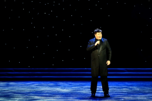 图为男声独唱《滚滚长江东逝水》《我为祖国献石油》