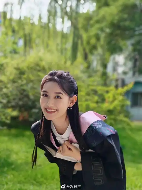 蒋依依毕业写真好绝#真的好喜欢笙笙拍的这组照片,一点都不像是8岁