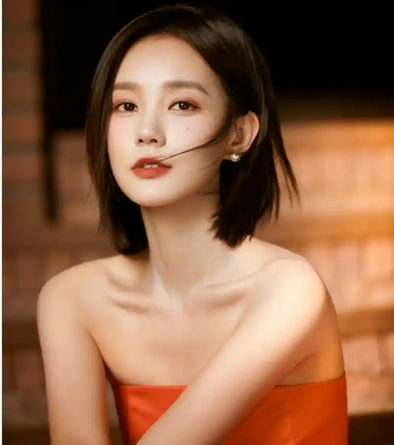 李一桐以绝美身材和颜值成为娱乐圈焦点,她通过坚持锻炼和饮食控制