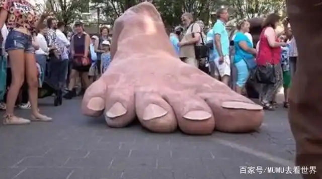 国外街头惊现巨型"大脚",看到路人就狂踩,人们却心甘情愿被踩