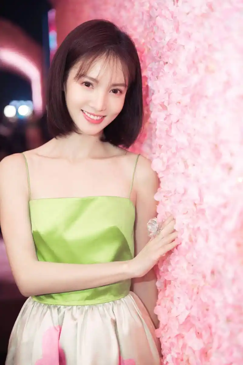 29岁金晨又"火"了,波波头短发搭配格子衬衫造型,清爽干净利落