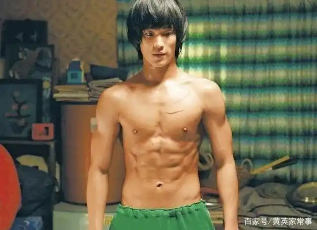 《某一天》开播至今讨论度持续走高,皆因金秀贤在剧中不但大晒腹肌,更