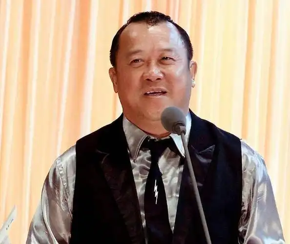 曾志伟,香港电影界的传奇人物,不仅是著名导演,演员,主持人,还是tvb半