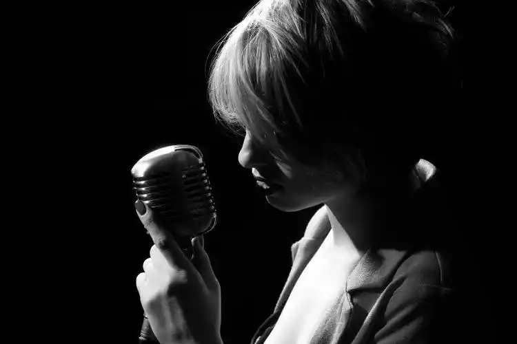 美女图片-用麦克风唱歌的年轻女子素材-高清图片-摄影照片-寻图免费