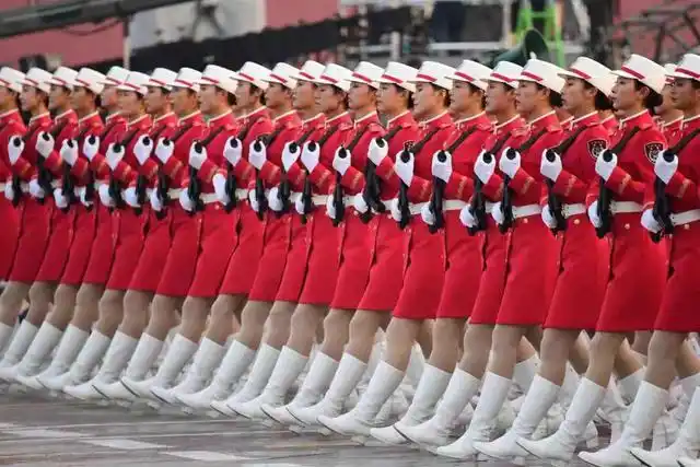 英姿飒爽女民兵 等待着接受祖国和人民的检阅