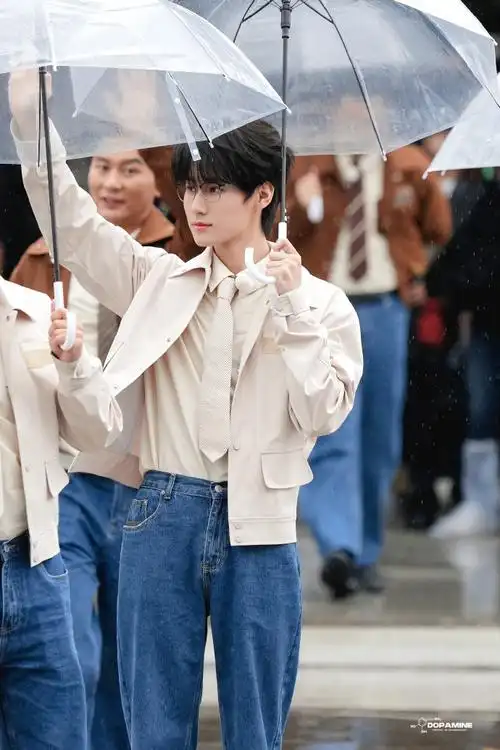 张真源奔跑吧##张真源跑男下班和粉丝挥手鞠躬