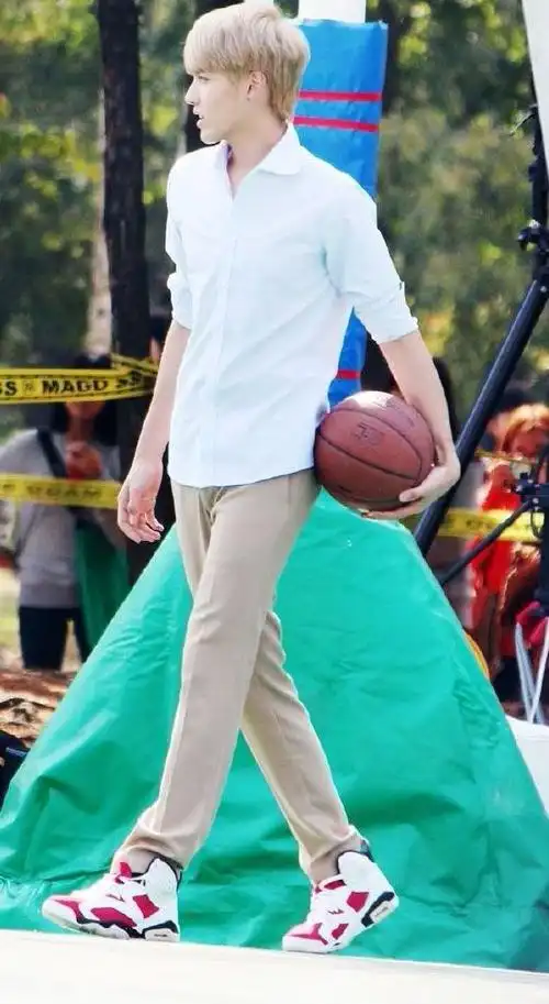 求一张吴亦凡全身照越帅越好的