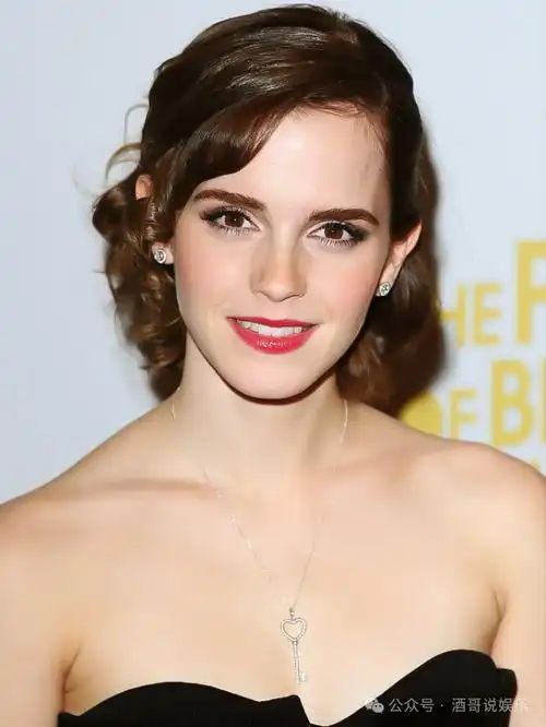 凭借《哈利波特》而爆火的魔幻女神:艾玛·沃特森美貌气质俱佳,美得不