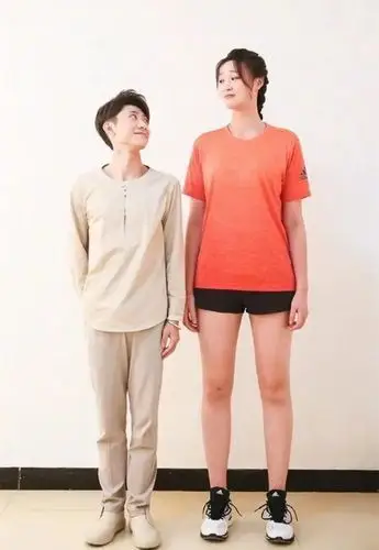"排球女将"就是不一般,惠若琪穿简约运动套装,腿长一米八!