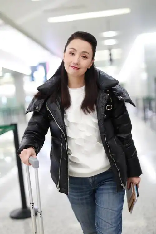 组图:48岁陶虹现身机场自推行李 歪头卖萌俏皮看不出年龄