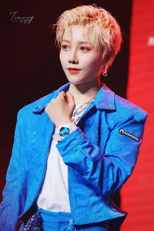 刘雨昕gshock首位女代言