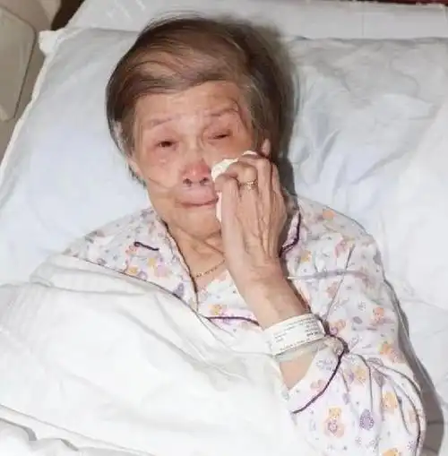 梅艳芳的生母因为心脏问题被送进医院进行抢救,梅艳芳的母亲今年九