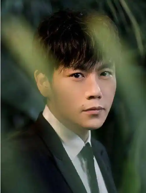 原创秦昊整容前旧照曝光又黑又土堪称换头难怪伊能静女儿是单眼皮