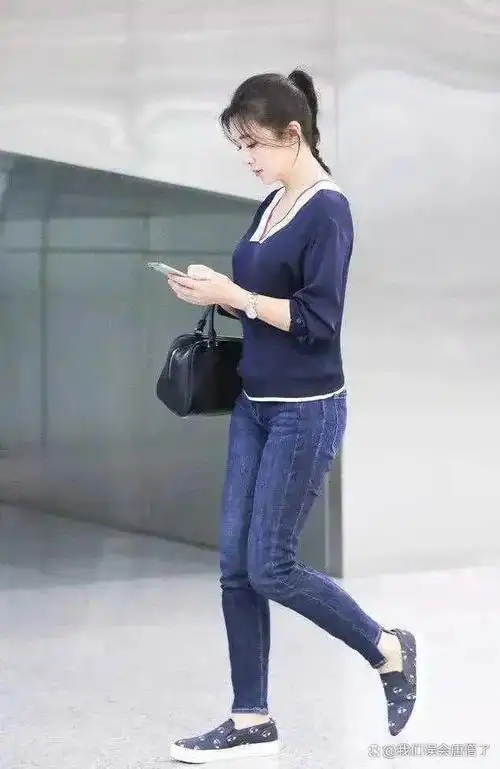 55岁江珊新造型现身机场,青春靓丽不输小姑娘,说她30岁都嫌多!