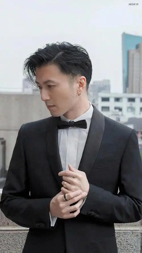 谢霆锋近照:脸上皮肤粗糙毛孔粗大胡茬明显,又没洗头很苍老