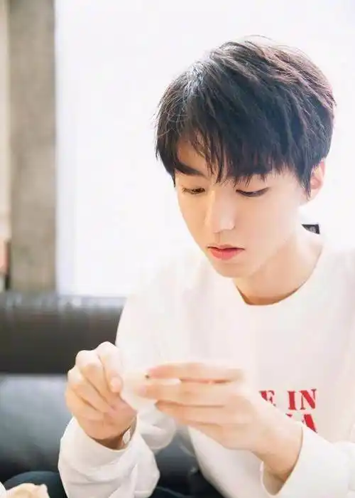 19岁的王俊凯用一头帅气的发型,不管正装还是私服都能很好的驾驭_时候