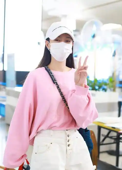 原创沈梦辰身材好很会穿粉色衫白色短裤少女感十足羡慕杜海涛