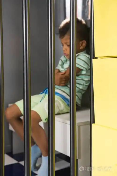 小男孩在游戏室坐牢