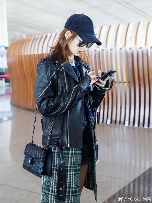 戚薇机场街拍一