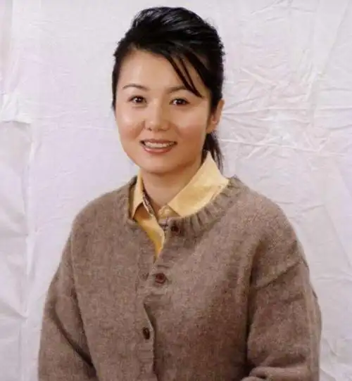 郑卫莉是地地道道的湖北人,她出生在武汉的一个军人家庭1989年,她出演